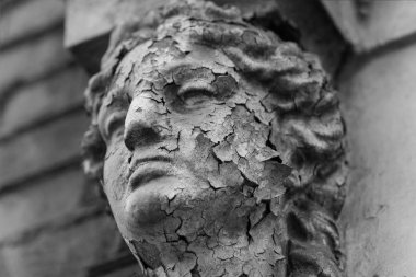 Eski Caryatid bir tuğla ev