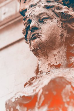 Eski Caryatid bir tuğla ev