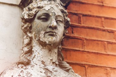 Eski Caryatid bir tuğla ev