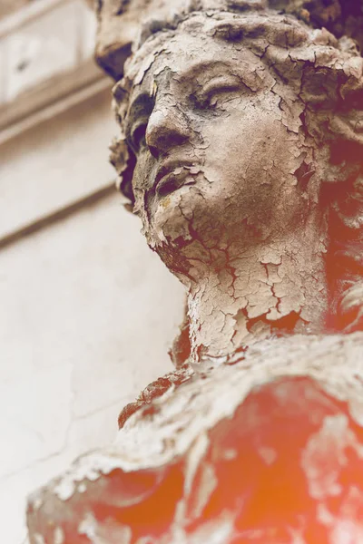 Eski Caryatid bir tuğla ev