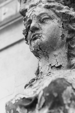 Eski Caryatid bir tuğla ev