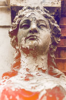 Eski Caryatid bir tuğla ev