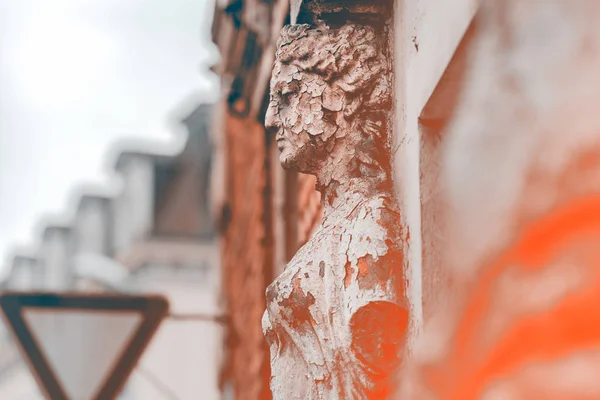 Velho Caryatid em uma casa de tijolos — Fotografia de Stock