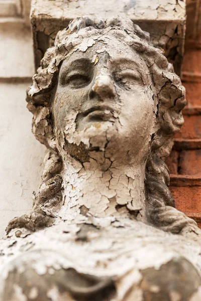 Vieille Caryatide dans une maison en brique — Photo