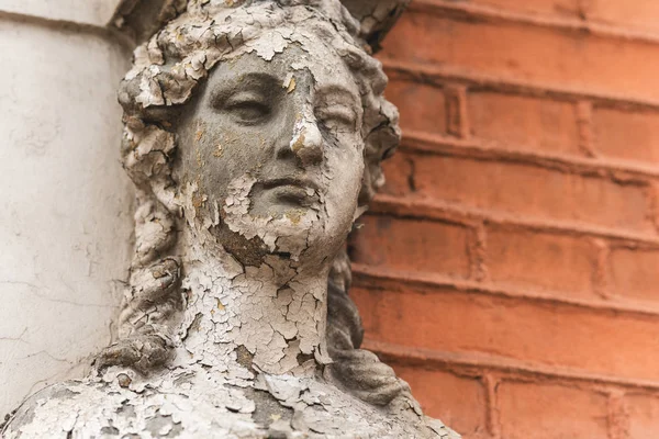 Eski Caryatid bir tuğla ev