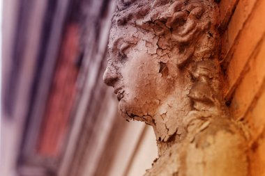 Eski Caryatid bir tuğla ev