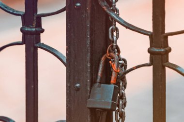 Kapı kilidi ile zincir için