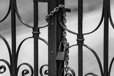 Kapı kilidi ile zincir için