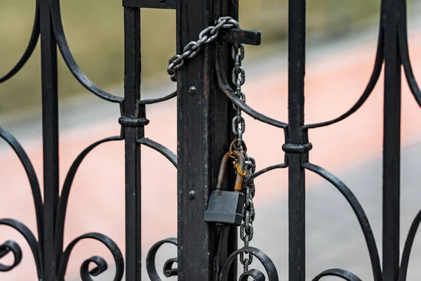 Brána do zámku s řetězem — Stock fotografie