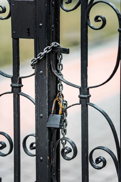 Gate to the lock with a chain — Stock Photo, Image