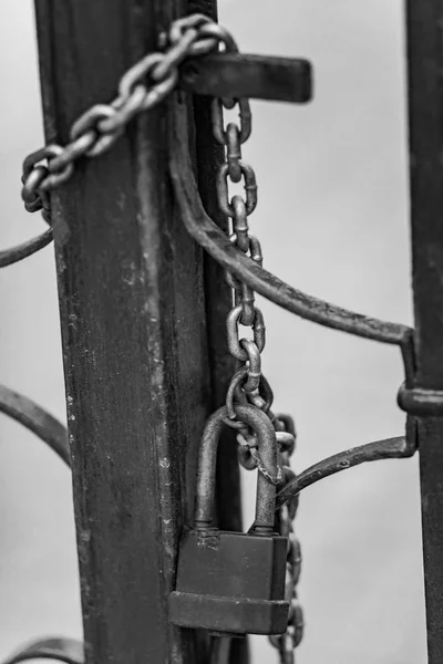 Porta para a fechadura com uma corrente — Fotografia de Stock