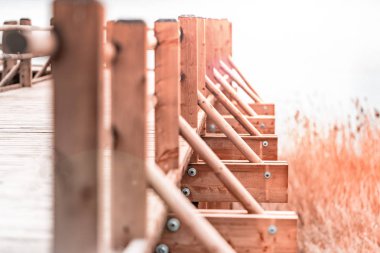 Göl kenarındaki ahşap platform