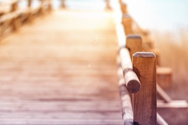 Göl kenarındaki ahşap platform