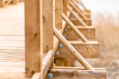 Göl kenarındaki ahşap platform