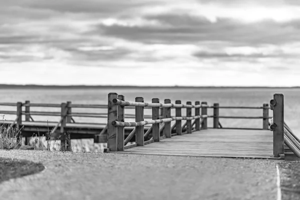 Деревянная платформа у озера — стоковое фото