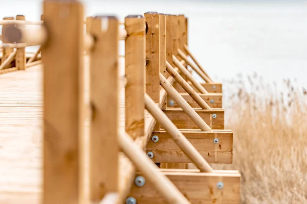Dřevěné platformy u jezera — Stock fotografie