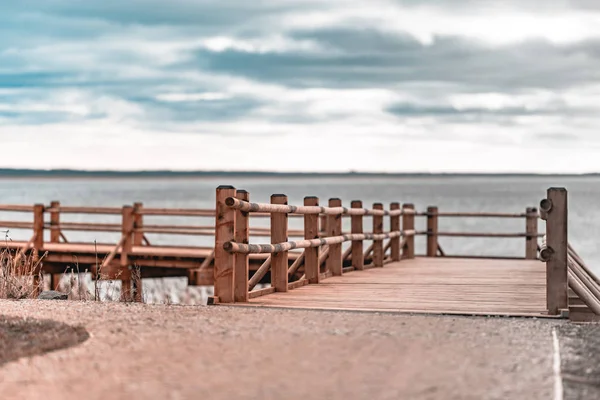 Piattaforma in legno sul lago — Foto Stock