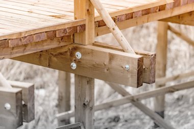 Göl kenarındaki ahşap platform