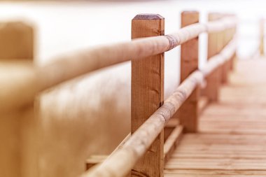 Göl kenarındaki ahşap platform