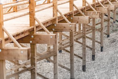 Göl kenarındaki ahşap platform