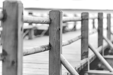 Göl kenarındaki ahşap platform