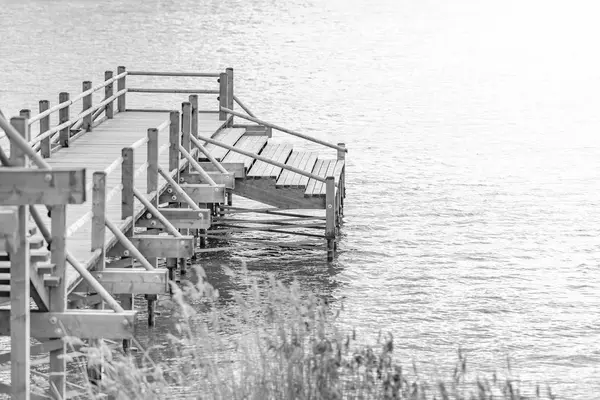 Дерев'яна платформа біля озера — стокове фото
