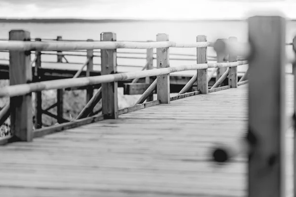 Piattaforma in legno sul lago — Foto Stock