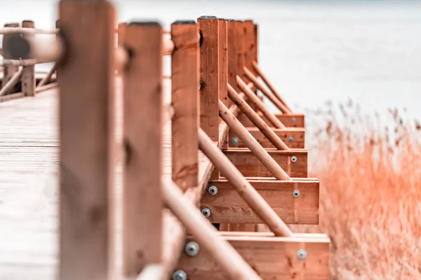 Fából készült emelvény, a tó partján — Stock Fotó