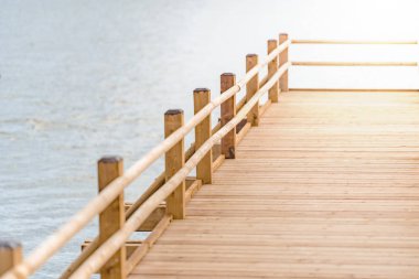 Göl kenarındaki ahşap platform