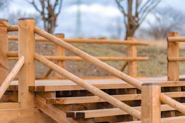 Göl kenarındaki ahşap platform