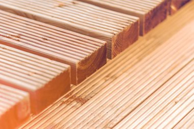 Göl kenarındaki ahşap platform