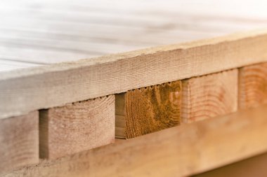 Göl kenarındaki ahşap platform