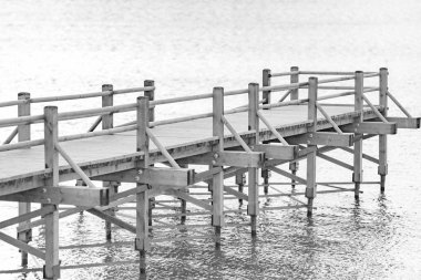 Göl kenarındaki ahşap platform