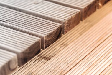 Göl kenarındaki ahşap platform