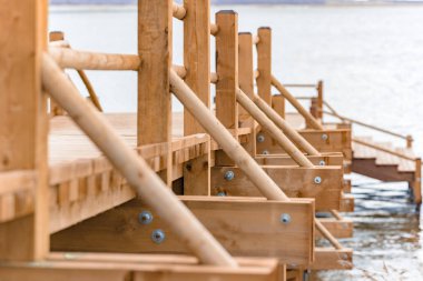 Göl kenarındaki ahşap platform