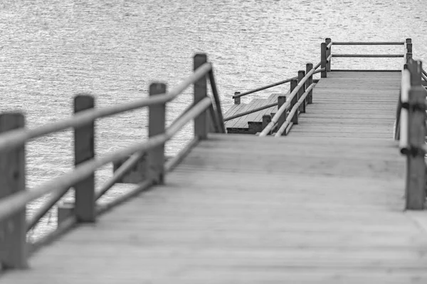 Piattaforma in legno sul lago — Foto Stock