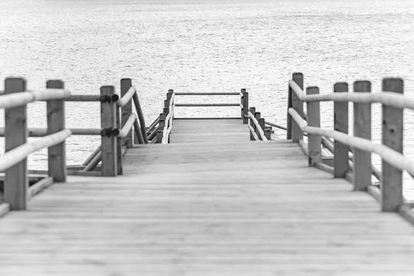 Piattaforma in legno sul lago — Foto Stock