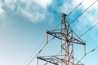 Paslı yüksek gerilim kuleleri