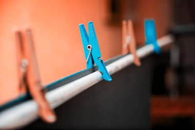 Clothespin arka planda tutar