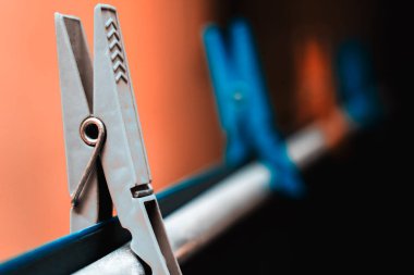Clothespin arka planda tutar