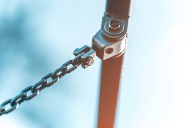 Demir zinciri ile cıvata