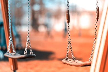 Çocuk zinciri parkta salıncakta