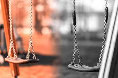 Çocuk zinciri parkta salıncakta