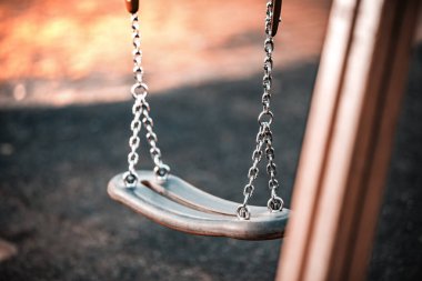 Çocuk zinciri parkta salıncakta