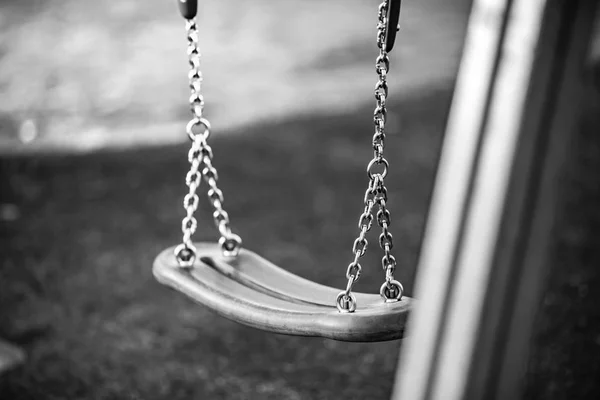 Columpio de cadena infantil en el patio de recreo —  Fotos de Stock