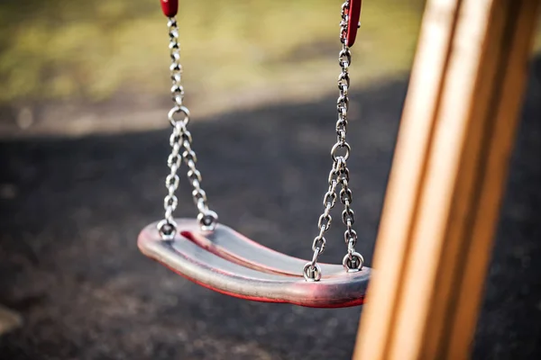 Çocuk zinciri parkta salıncakta — Stok fotoğraf