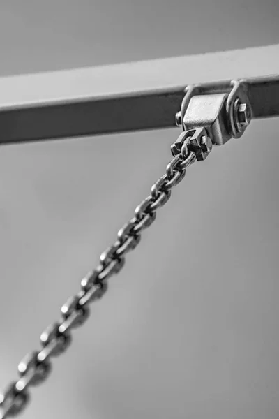 Perno con cadena de hierro — Foto de Stock