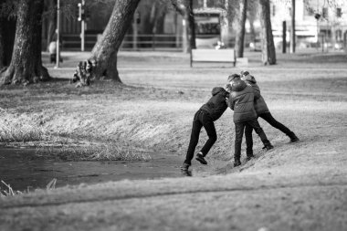 Çocuk tehlikeli buz üstünde