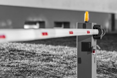 Otomatik iner kalkar parmaklığı beyaz ve kırmızı