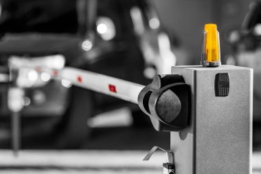 Otomatik iner kalkar parmaklığı beyaz ve kırmızı